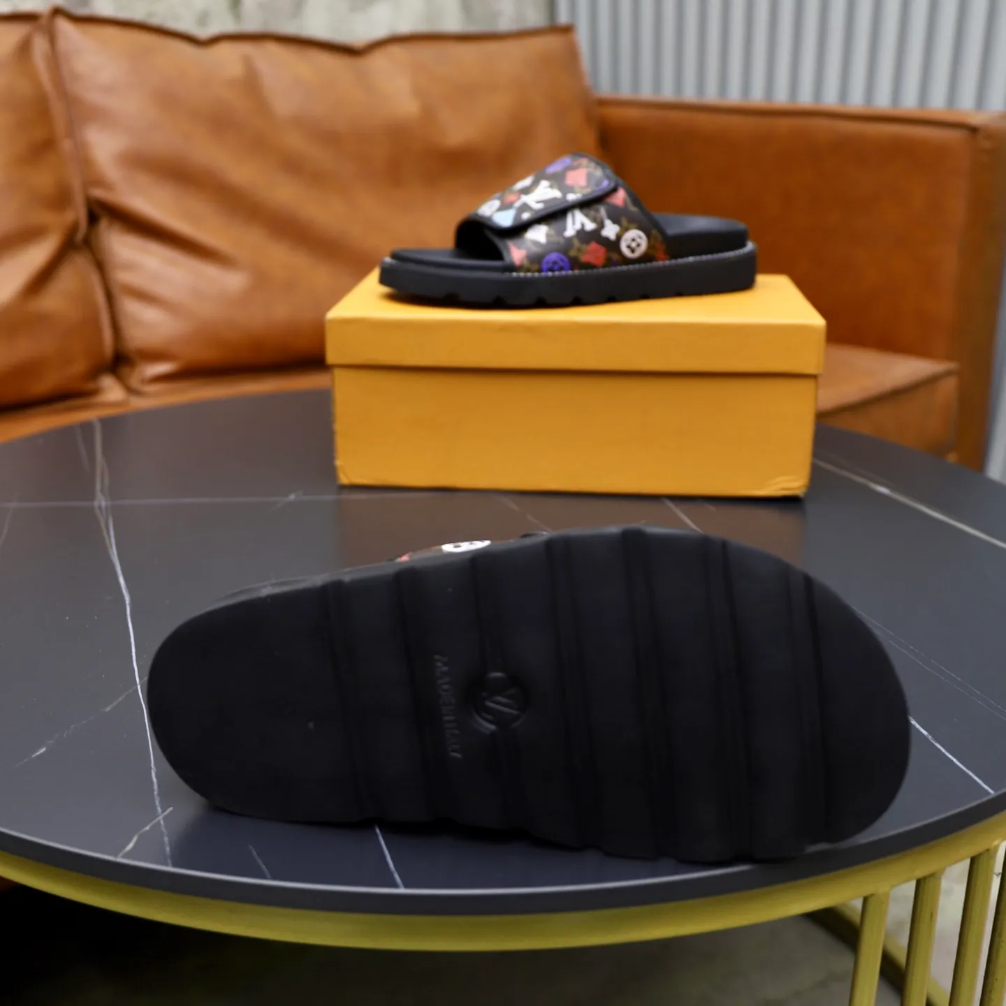 Ex-factory price: 320💰🙅‍♂️🙅‍♂️🙅‍♂️ Brand: LV Louis Vuitton Standard code: 38-45 Grade: Same as the official website Material: Original material design Original rubber wear-resistant molded outsole Style category: Men's fashion sandals Distinguished luxury brand elements Top luxury Color: Actual picture color
